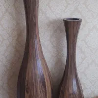 گلدان کنار سالنی چوبی