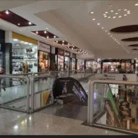 مغازه در مرکز تجاری