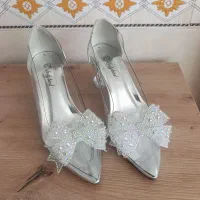 کفش(( نو )|کیف، کفش، کمربند|پیشوا, |دیوار