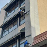 کار در ارتفاع پیچ رولپلاک نانو نما نظافت سنگ اجر