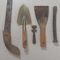 اره چوب دستی و بیلچه