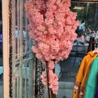 گلدان مصنوعی و شاخه اویز گل