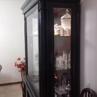ویترین با طبقه شیشه ای چراغ دار به همراه کنسول