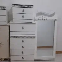 آینه و میز ارایشی و کشو دراور و یک عدد جا کفشی