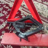 یک عدد جک پژو ویک عدد چراغ خطر فروش میباشد