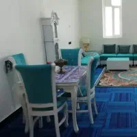 میز غذاخوری و ساعت ایستاده