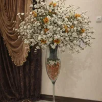 گلدان گل کنار سالنی