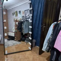 یک آینه قدی چراغدار