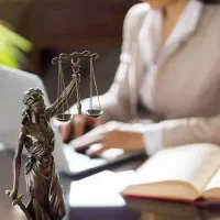 وکیل پای یک دادگستری