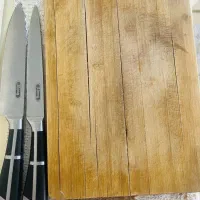 دو چاقوبزرگ و تخته گوشت و وردنه و قاشق عسل