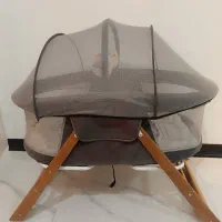 تخت کنار مادر