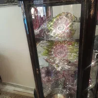 بوفه تمیز با شیشه های خم بدون ایراد