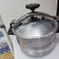 تعدادی وسیله آشپز خانه دیک چاقو کاسه وپشقاب چینی|ظروف سرو و پذیرایی|بروجرد, |دیوار