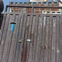 در پارکینگ آهنی