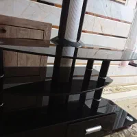میز تلویزیون شیشه ای بسیار تمیز