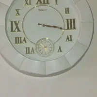 ساعت دیواری شیک زیبا دو موتوره جنس خوب در حد نو