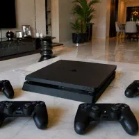 کلا ۶ ماه استفاده شده PS4 ورژن ۱۰