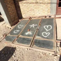 در حیاط ماشین رو