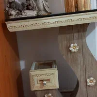 تعدادی مجسمه و میز