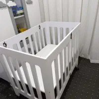 تخت کنار مادر