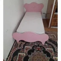 تخت خواب نوجوان به همراه تشک و بوفه چوبی