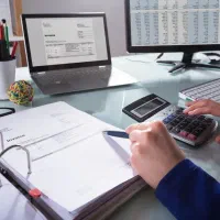 بازار یاب و منشی خانجهت کار در دفتر