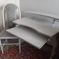 میز تحریر و ‌کامپیوتر با صندلی