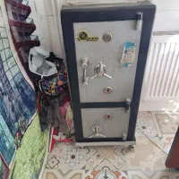 گاوصندوق و تعدادی صندلی