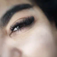 خدمات مژه و ناخن