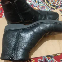 چند جفت کفش و پوتین مردانه و پسرانه تمیز و نو