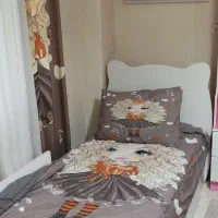 تخت کمد نوزاد نوجوان با شلف محافظ کنار تخت