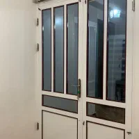 در المینیومی با شیشه دودی