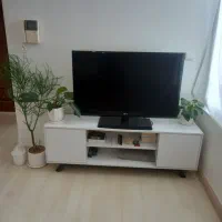 قالی و میز تلوزیون