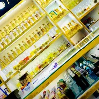تستر پخش کن آقا برای فروشگاه عطر ماندگار