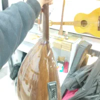 فروش عود و گیتار