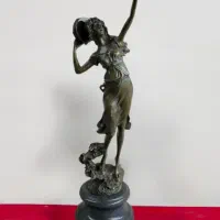 مجسمه برنز دختر دایره بدست برنزی