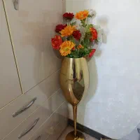 گلدان وگل کاملا سالم