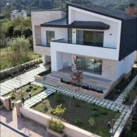 ویلا شهرکی نما مدرن ۵۰۰متر زمین ۳۰۰متر بنازیرقیمت