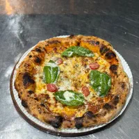 پیتزا زن و گریل کار کمک اشپز