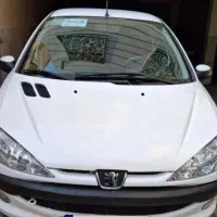 پژو ۲۰۶ سفید صندوق دار مدل آبان ۱۳۹۳