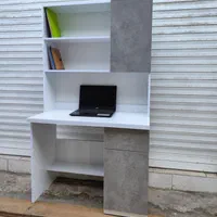 میز تحریر کتابخانه‌دار