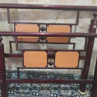 آیینه بالای روشویی و یک عدد تخت یک نفره|تشک تختخواب|میبد, |دیوار
