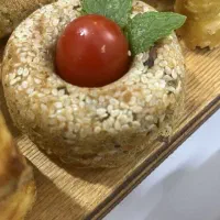 نیروی خانم خدماتی در اشپزخانه
