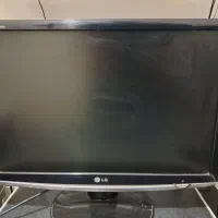 کامپیوتر با میز و وسایل