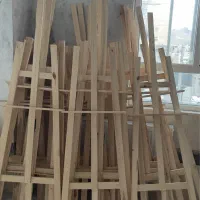 سه پایه بوم نقاشی و تاج گل