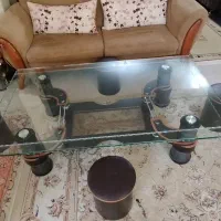 میز پذیرایی با شیشه ده میل دارای ۴ نیمکت چوبی