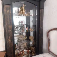 ویترین چوبی پشت آینه