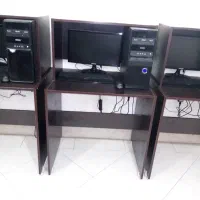 تعدادی میز و درب با چارچوب