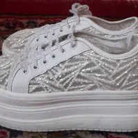 کفش سایز هر دوتا ۳۷