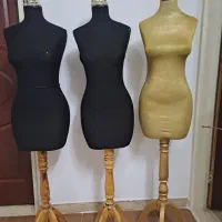 دوعدد مانکن فایبر گلاس و سه عدد مانکن با پایه چوبی